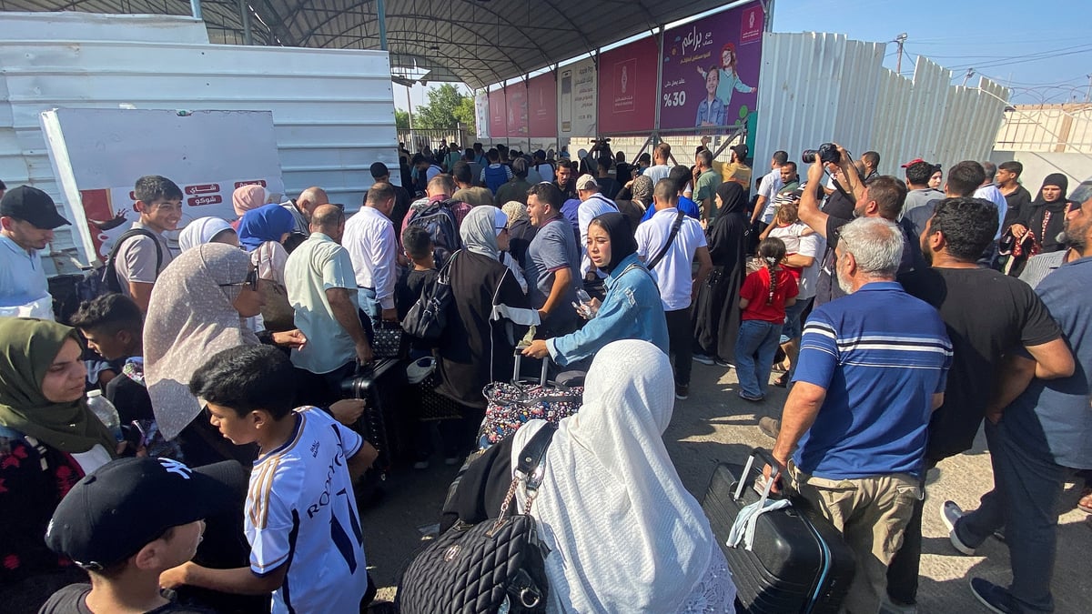 Des palestiniens qui ont la double nationalite au poste frontiere de rafah avec l'egypte