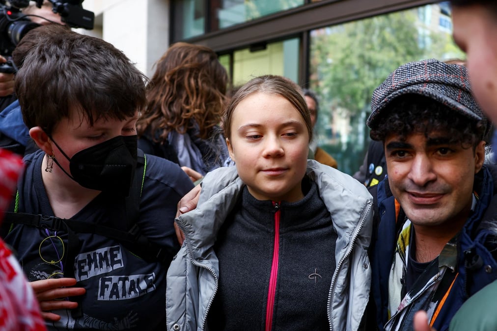 L'activiste climatique greta thunberg devant le tribunal de westminster a londres