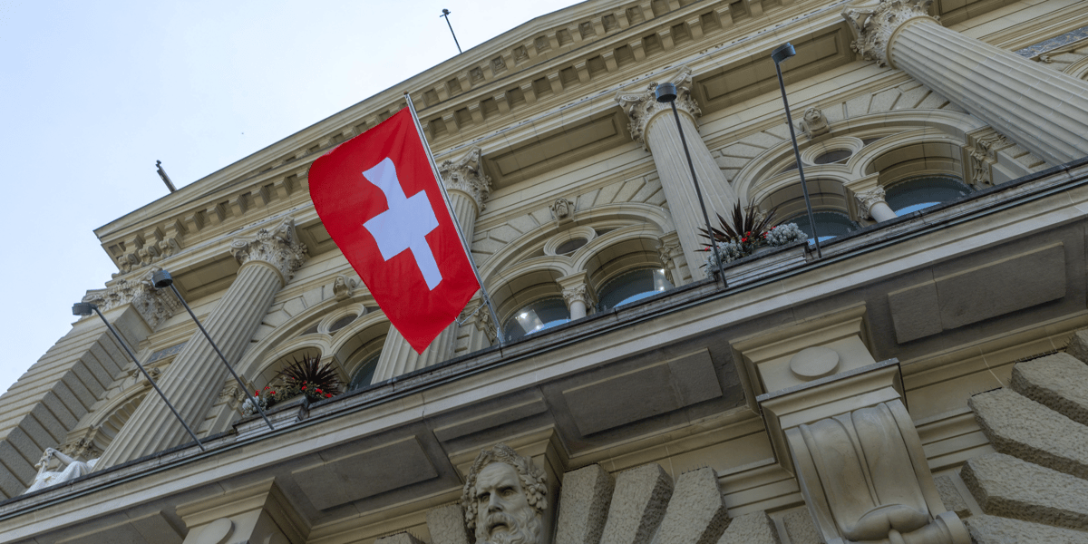 Le drapeau suisse, sur la facade du parlement a berne