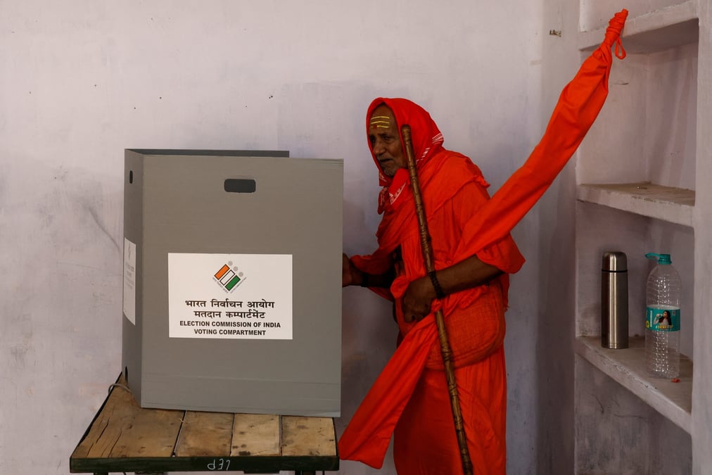 Un sadhu (saint homme hindou) vote dans un bureau de vote lors des elections legislatives indiennes a varanasi