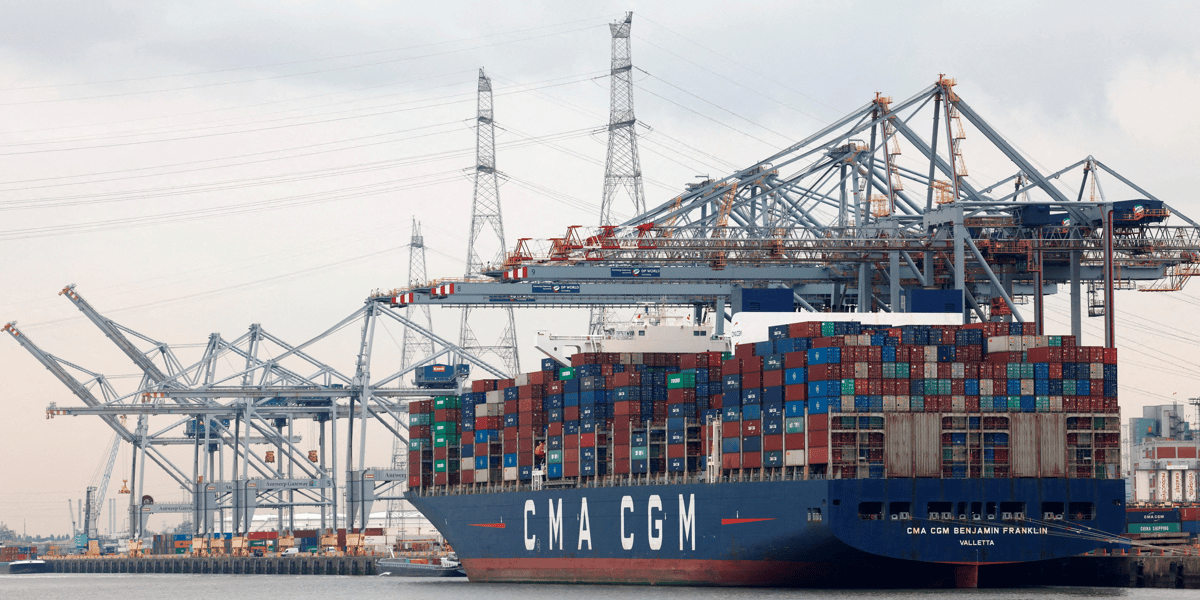 Le porte-conteneurs cma cgm benjamin franklin dans le port d'anvers