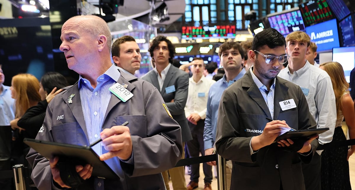 Des traders travaillent sur le parquet de la Bourse de New York pendant les échanges matinaux du 23 juin 2025 à New York.