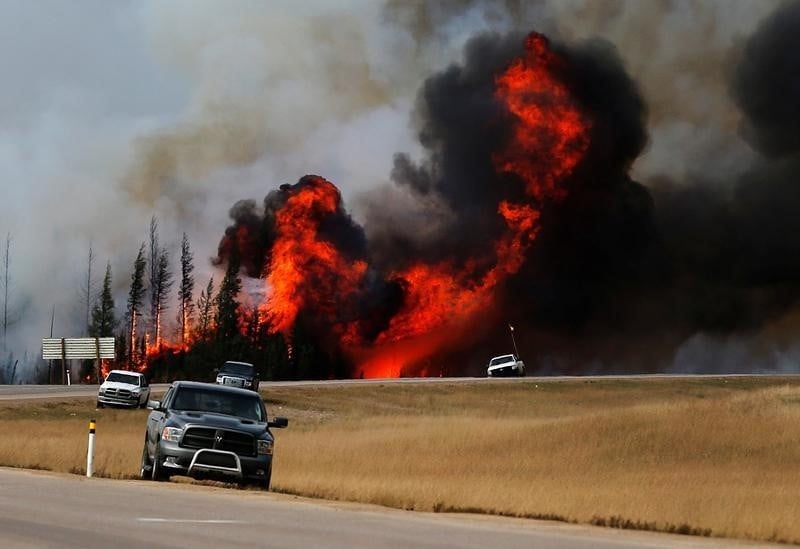 Le gigantesque incendie dans l'alberta s'intensifie encore