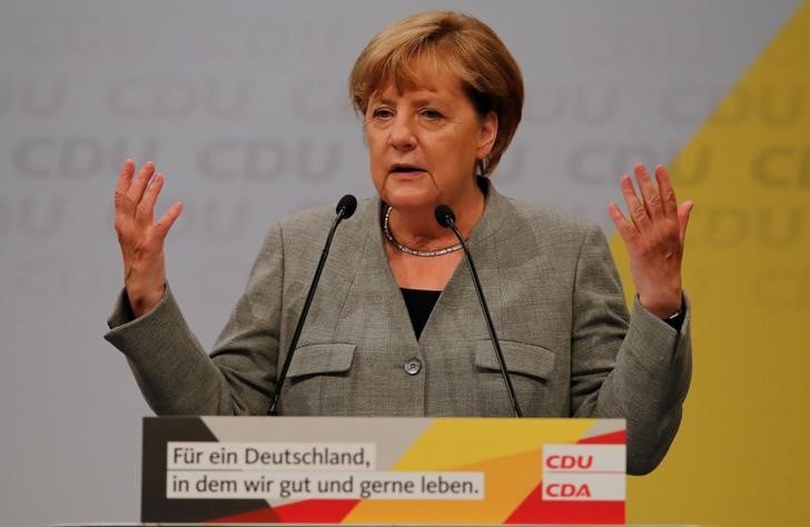 Merkel demande aux constructeurs automobiles plus d'innovation