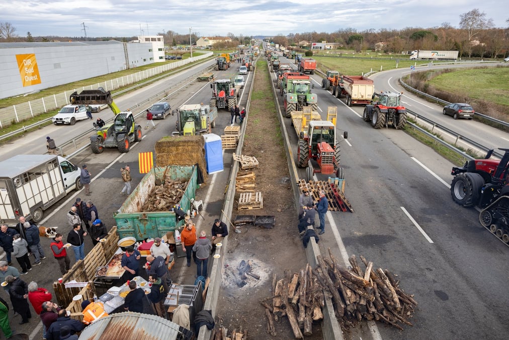 Les blocages se multiplient ces dernières heures, notamment en région Nouvelle-Aquitaine désormais.