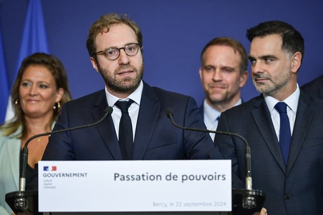 Antoine Armand et Laurent Saint Martin lors de la passation de pouvoir à Bercy dimanche 22 septembre.