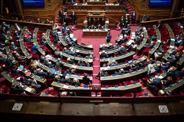 Plusieurs mesures plutôt impopulaires, comme le report de l'indexation des retraites sur l'inflation, animeront les débats au Sénat.