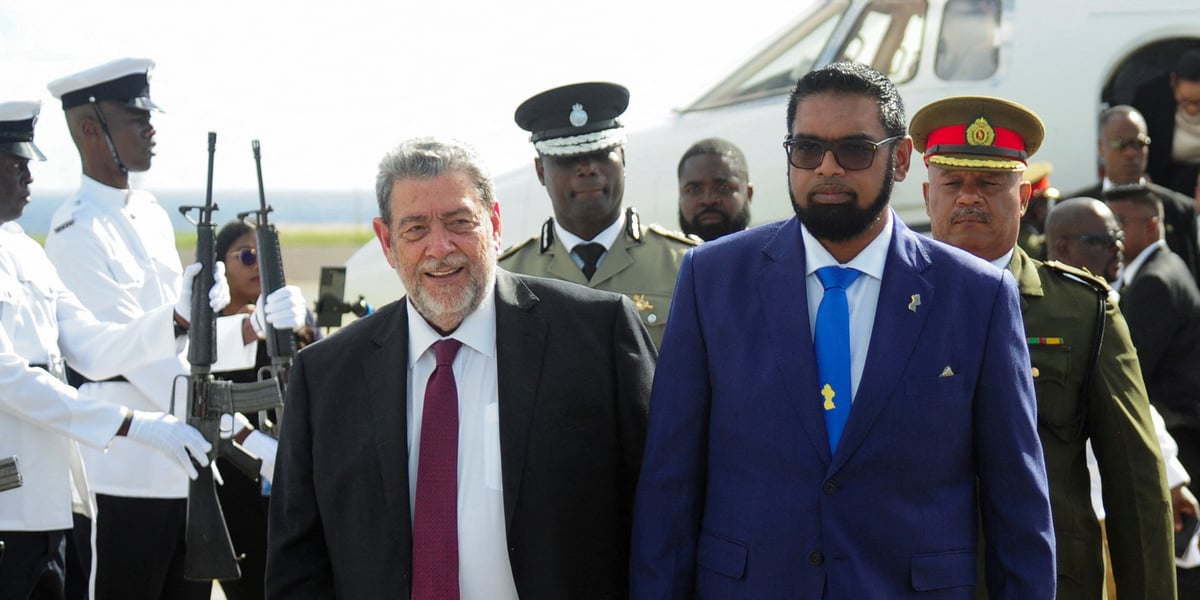 Le président guyanais Irfaan Ali arrive pour une réunion avec son homologue vénézuélien Nicolas Maduro, à Kingstown.