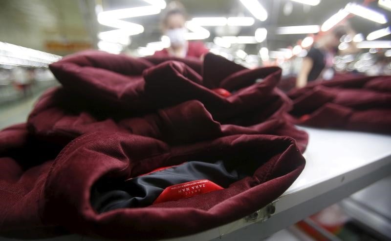 Dans l'Hexagone, l'Institut français du textile et de l'habillement travaille déjà avec des entreprises sur les alternatives aux PFAS.