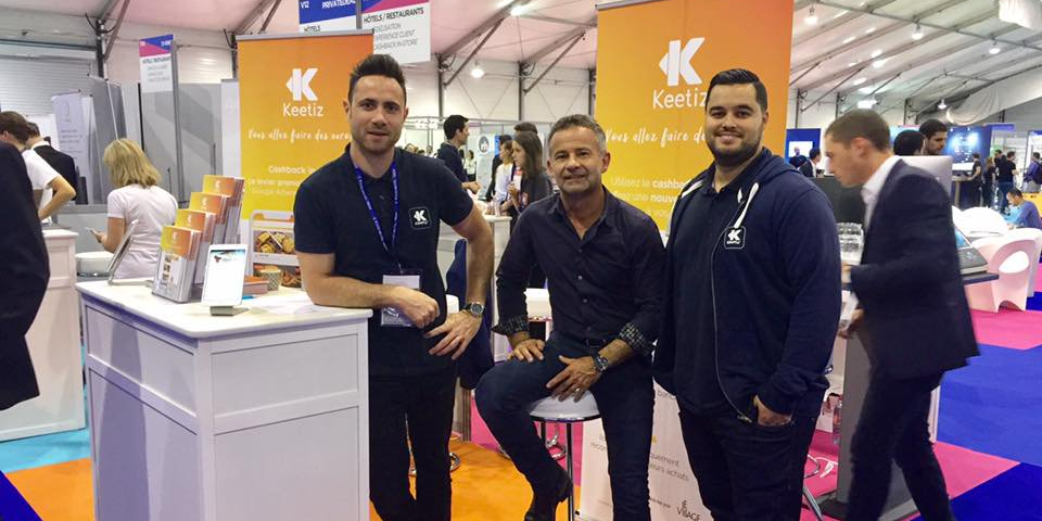 JC. Russier, CEO de Keetiz, entouré de 2 collaborateurs