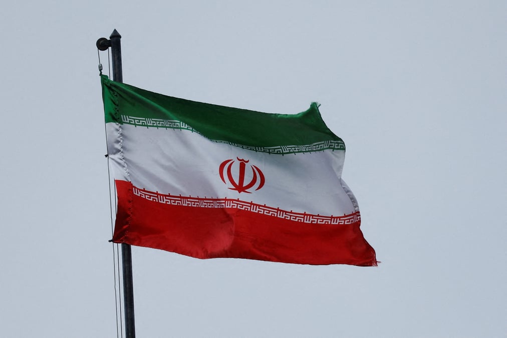 Un drapeau iranien flotte au-dessus d'un batiment de l'ambassade d'iran a kyiv