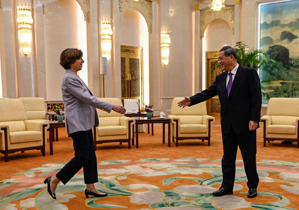 Le premier ministre chinois li qiang et la ministre francaise des affaires etrangeres, catherine colonna, se serrent la main au palais de l'assemblee du peuple a pekin