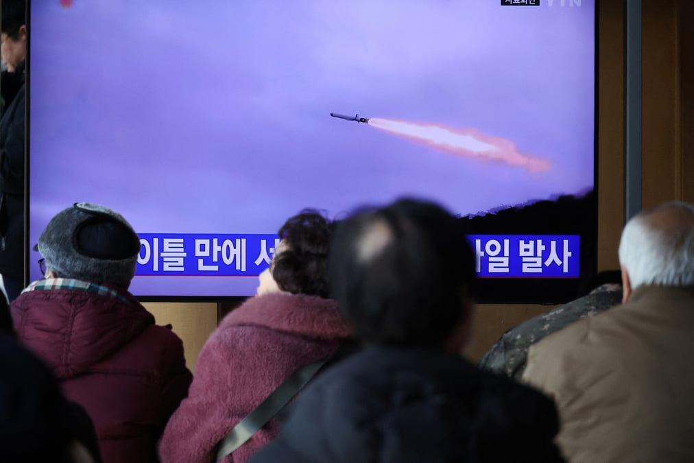 Des personnes regardent un reportage sur le tir de missiles par la coree du nord en janvier 2024