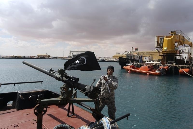 Les gouvernements libyens rivaux se bombardent mutuellement