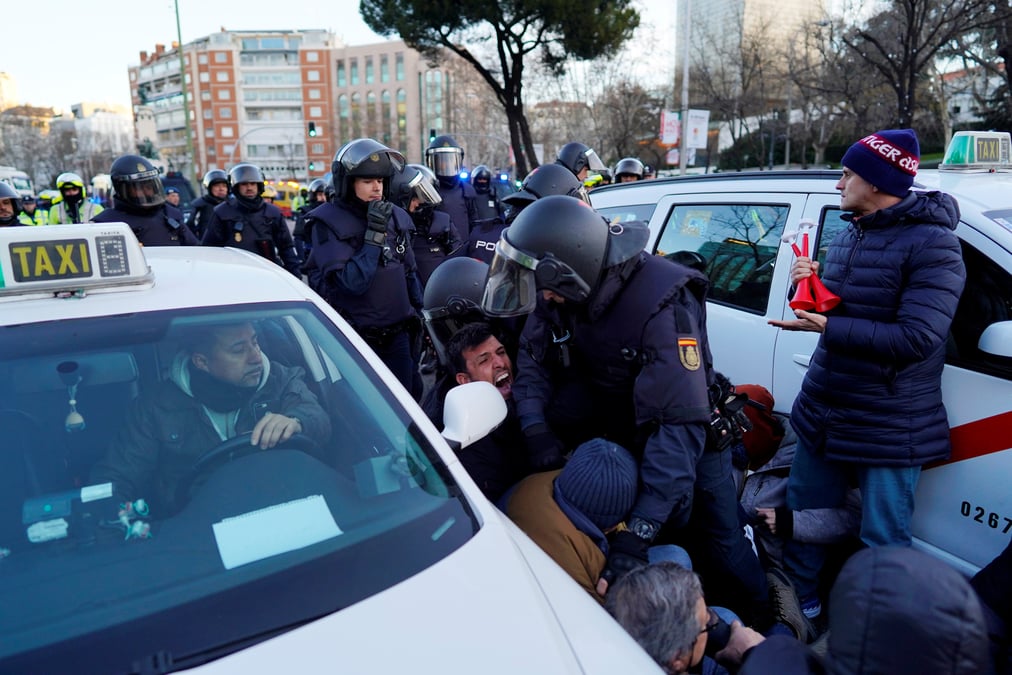 La greve des taxis madrilenes entre dans sa septieme journee