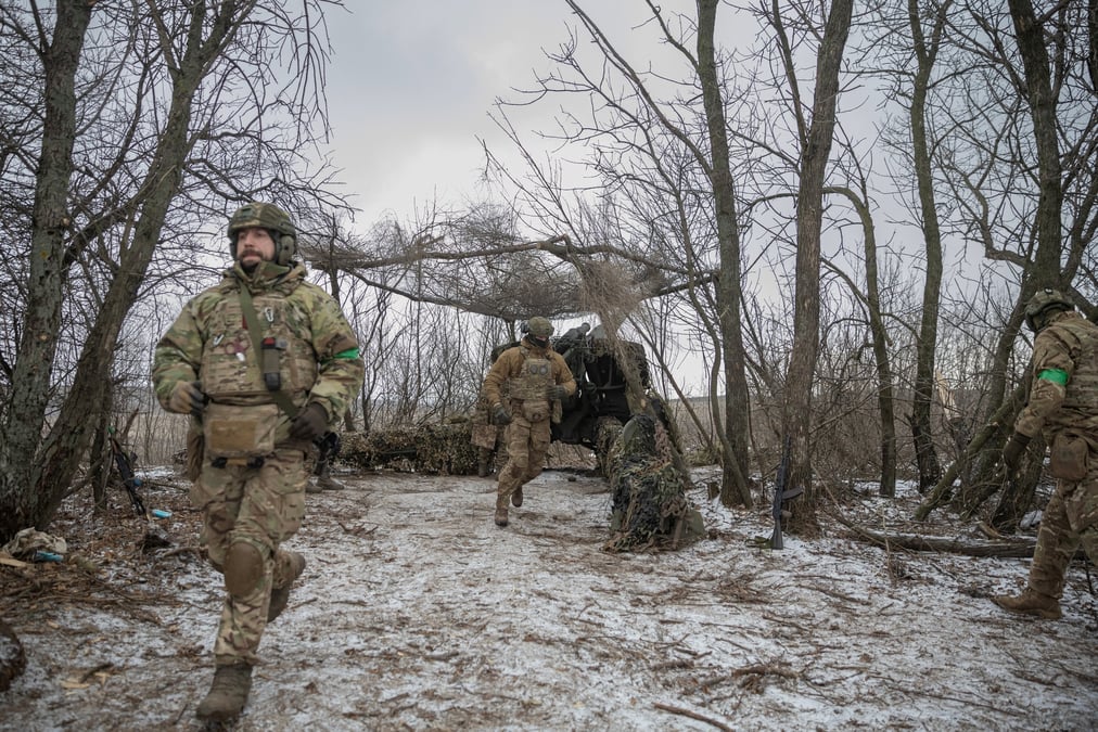 Des soldats ukrainiens pres de bahmut, dans la region de donetsk, ukraine