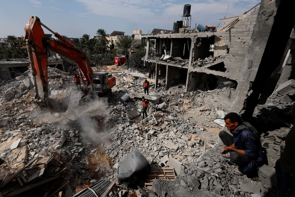Des palestiniens recherchent des victimes sous les decombres d'une maison detruite par les frappes israeliennes a gaza