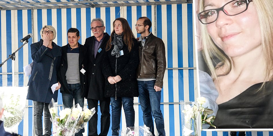 En novembre 2017, Isabelle et Jean-Pierre Fouillot entourent le meurtrier de leur fille qui, à l’époque, joue le veuf éploré. À leurs côtés, Stéphanie et Grégory Gay, la sœur et le beau-frère d’Alexia.