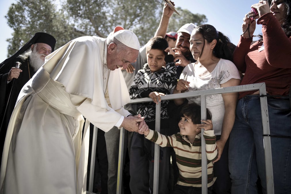 Le pape repart de lesbos avec trois familles de refugies syriens