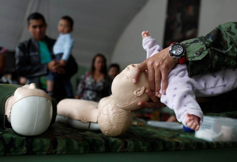 A 96 ans, le dr heimlich pratique pour la premiere fois son geste qui sauve