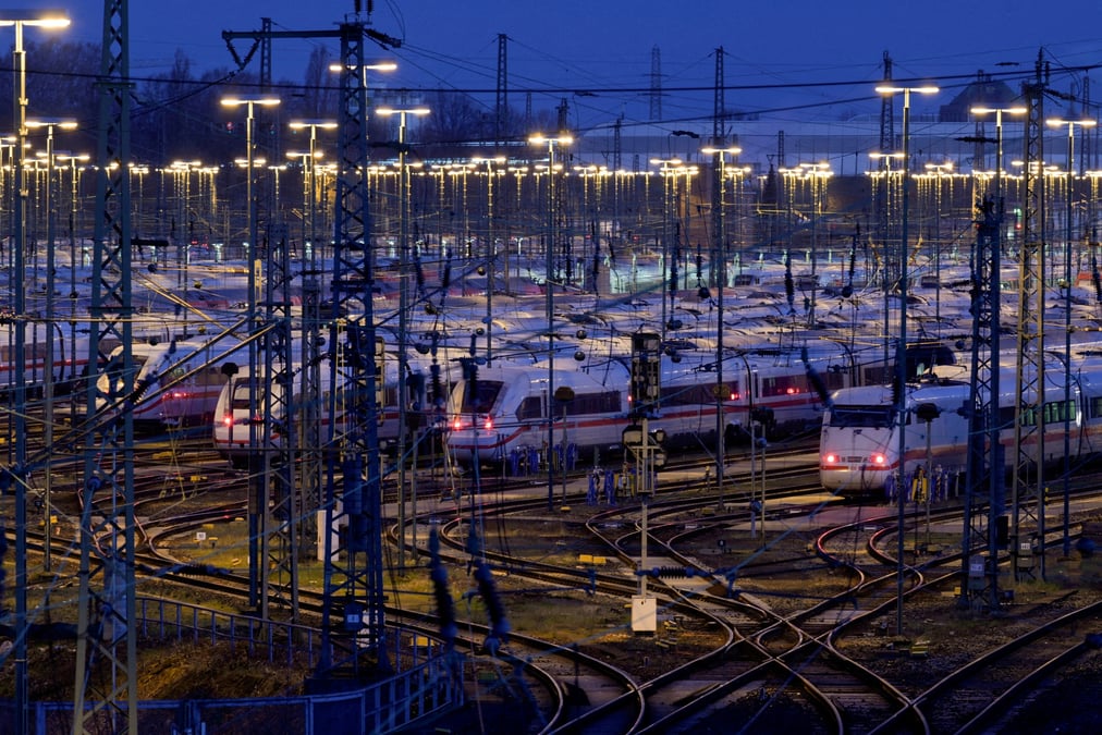 Des trains a grande vitesse ice dans un depot de la compagnie ferroviaire allemande deutsche bahn