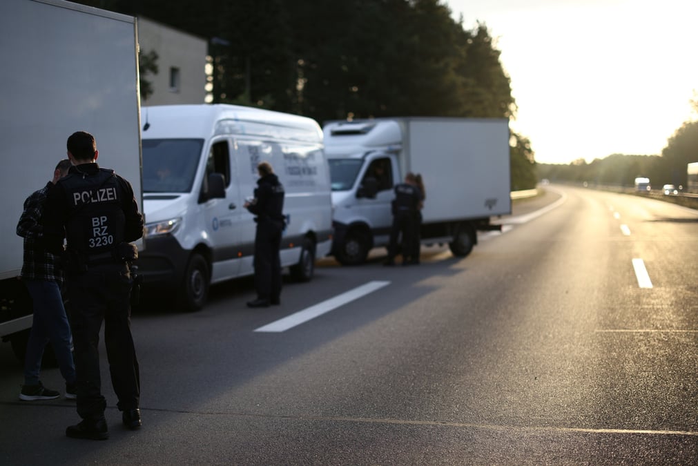 Photo de la police allemande qui patrouille le long de la frontiere germano-polonaise pour empecher l'immigration clandestine, pres de bademeusel