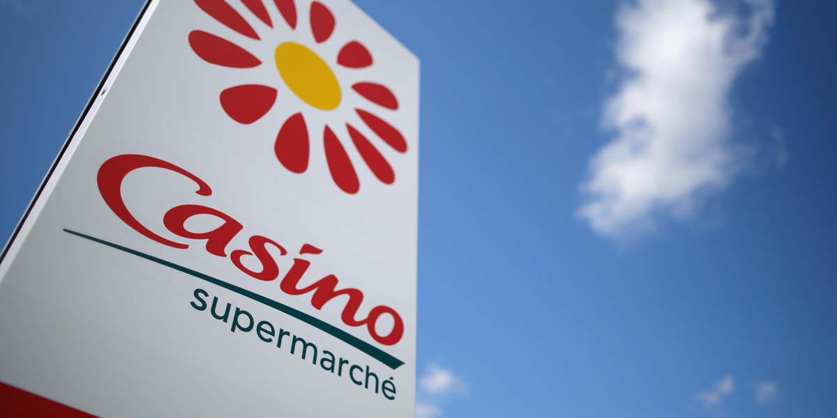 Face à un endettement insoutenable, Casino a trouvé un accord l'été dernier avec la plupart de ses créanciers et des repreneurs pour restructurer sa dette. Cela se fera notamment via la cession de ses activités en Amérique latine.