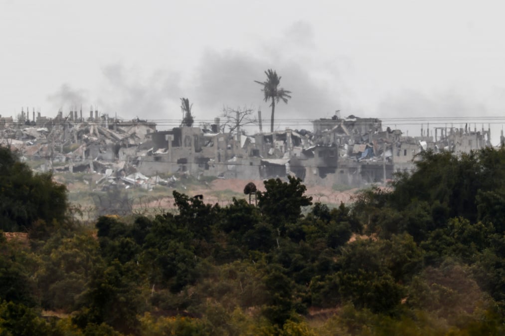 De la fumee s'eleve dans la bande de gaza a la suite d'une frappe aerienne israelienne