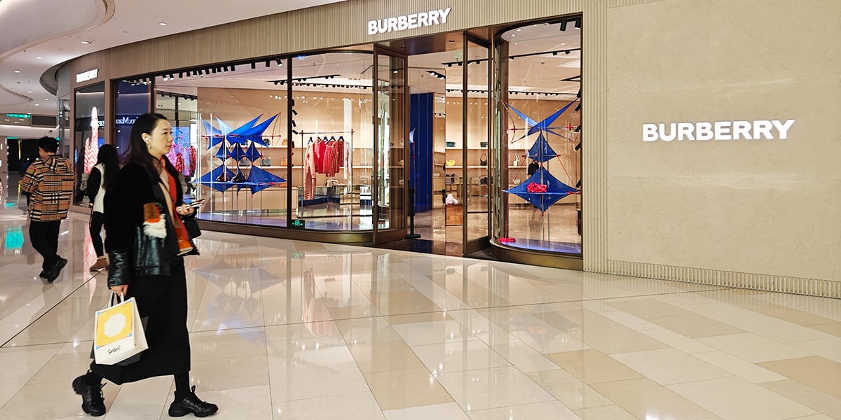 Une cliente passant devant le magasin de luxe Burberry à Shanghai en Chine, le 10 janvier 2024.