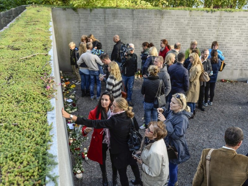 Rescapes et victimes deboutes, 25 ans apres un naufrage meurtrier