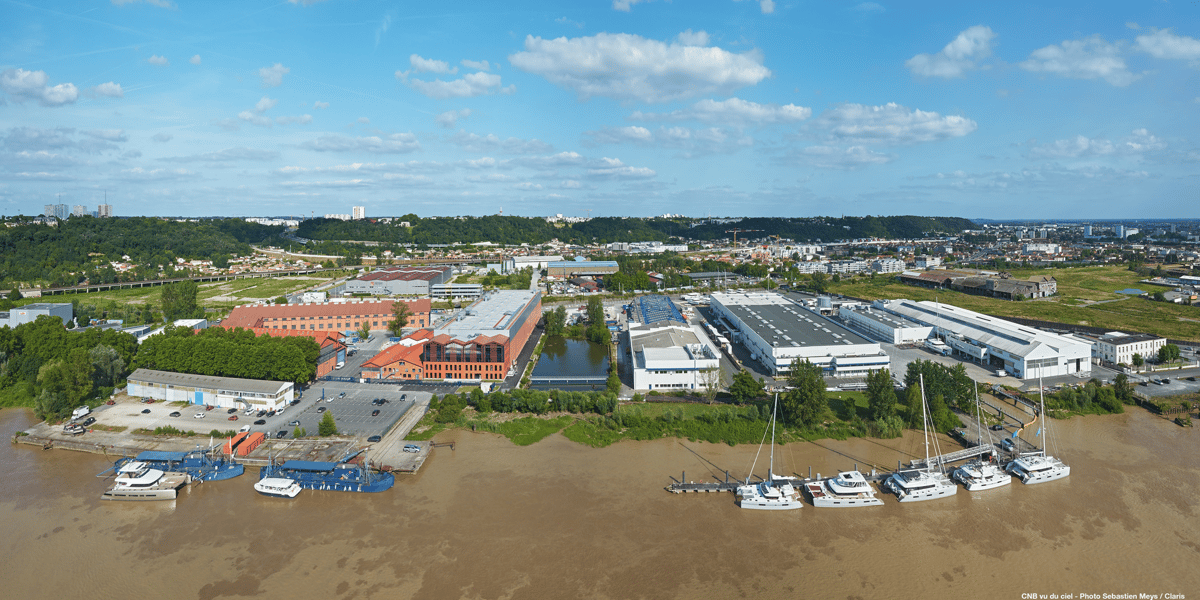 Vue du chantier naval CNB à Bordeaux avec les catamarans Lagoon au premier plan.