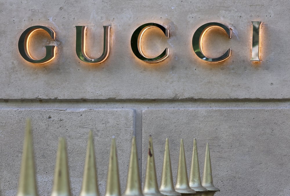 Un logo de la maison de couture gucci, propriete de kering