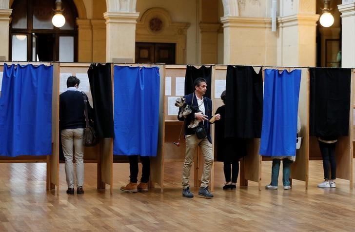 Les electeurs appeles a choisir entre macron et le pen