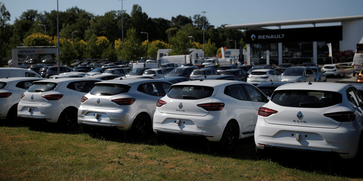 Des voitures sont exposees chez un concessionnaire renault a nantes