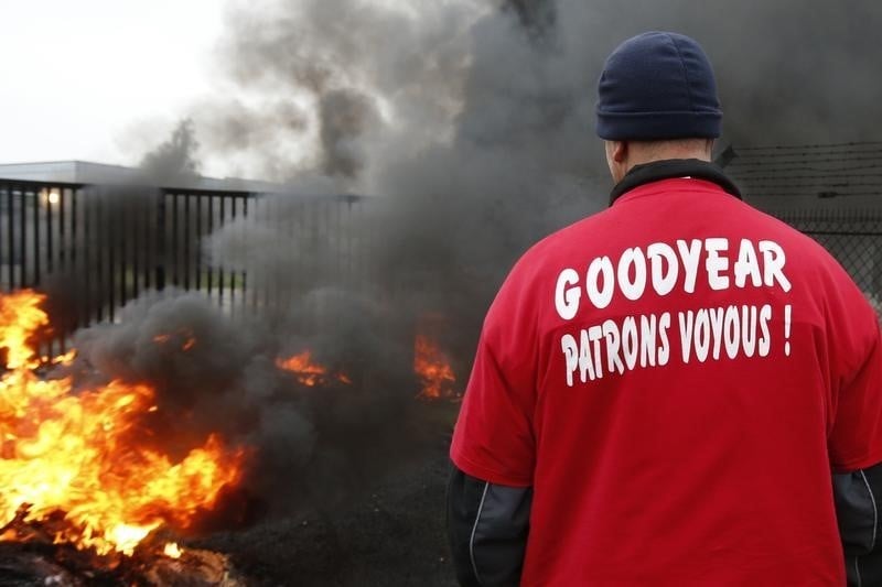 Valls juge lourde la condamnation des ex-salaries goodyear