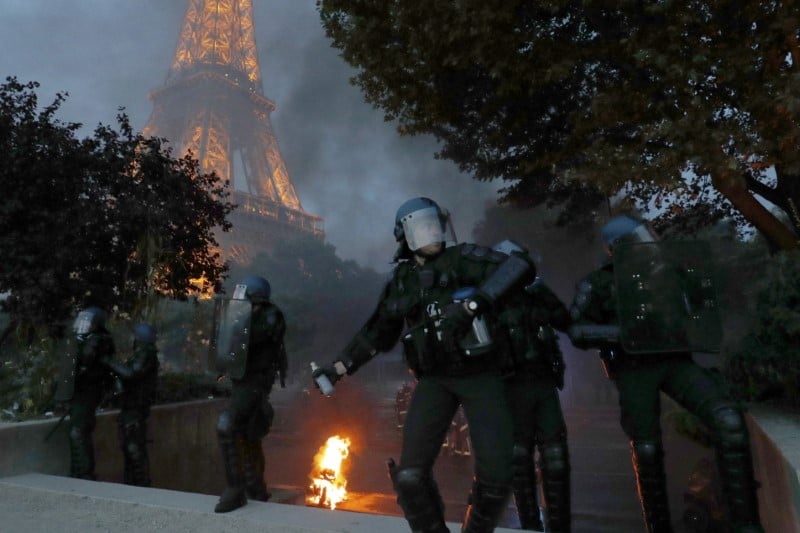 La tour eiffel fermee lundi
