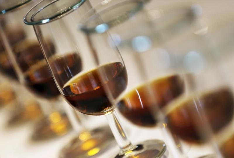Le succes du cognac pousse les viticulteurs a planter prudemment
