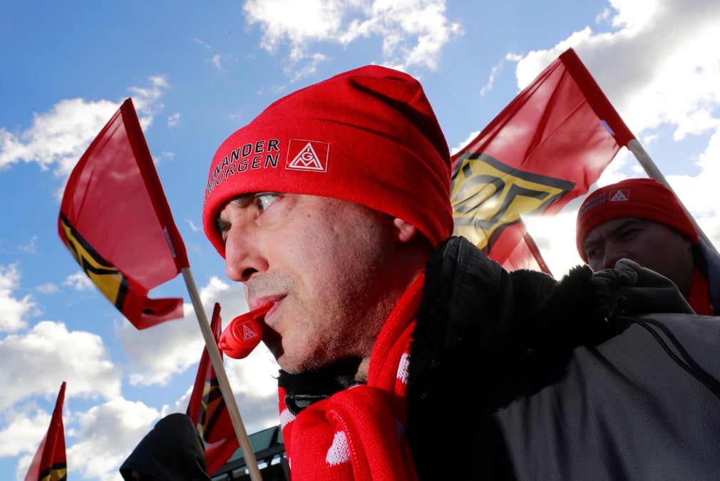 La greve dans l'industrie allemande se poursuit, opel affecte