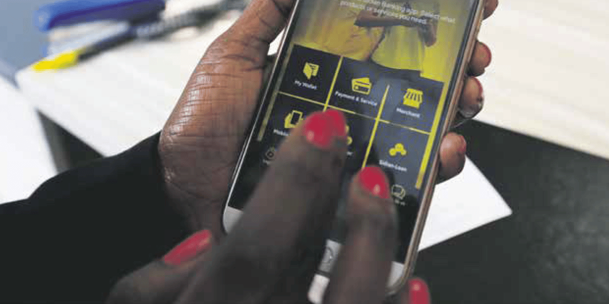 Fintech mobile banking money smartphone téléphone