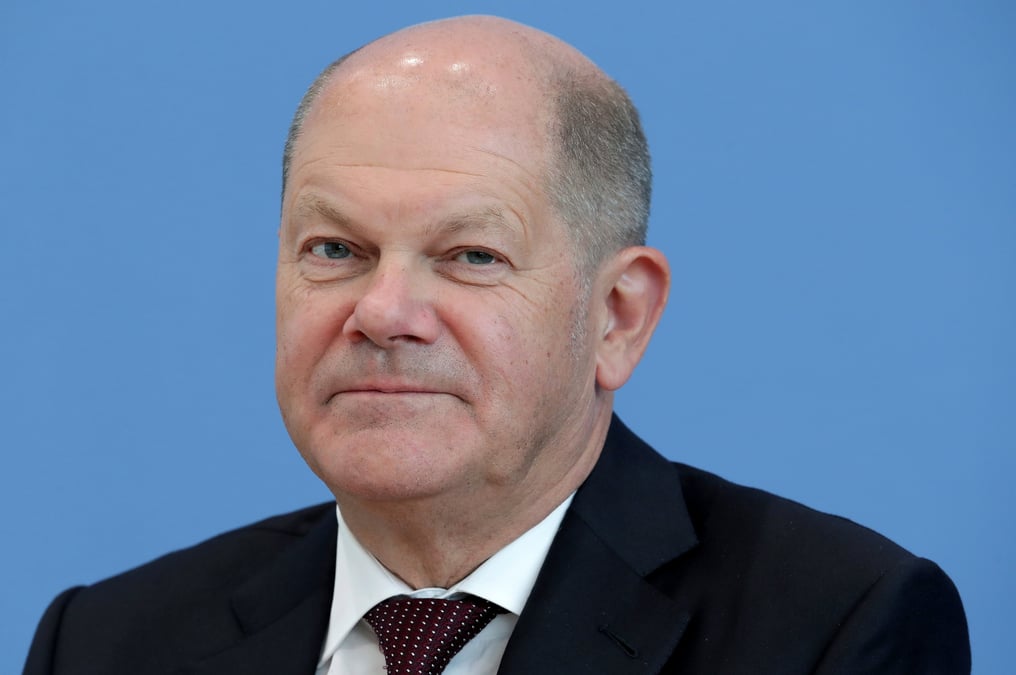 "Ce bouclier de protection ne doit pas seulement permettre aux communes de traverser la situation actuelle difficile mais aussi de les mettre durablement en capacité de remplir mieux leurs misions", a souligné le ministre dans le quotidien Rheinische Post.