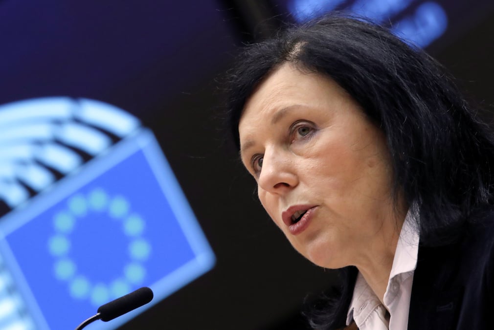 L'ue demande a la pologne de se conformer a une decision de justice avant le 16 aout