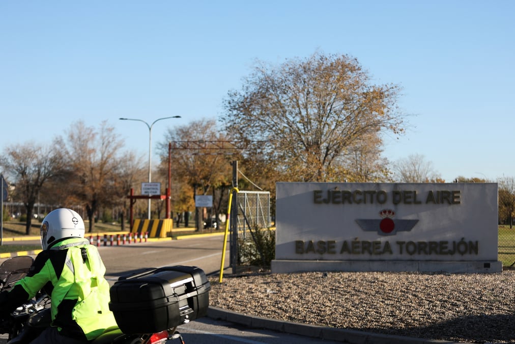 Une personne a moto circule pres de l'entree de la base de l'armee de l'air de torrejon de ardoz