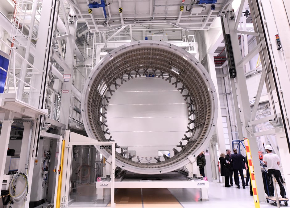 Des employes d'ariane group travaillent sur une chaine de production d'ariane 6