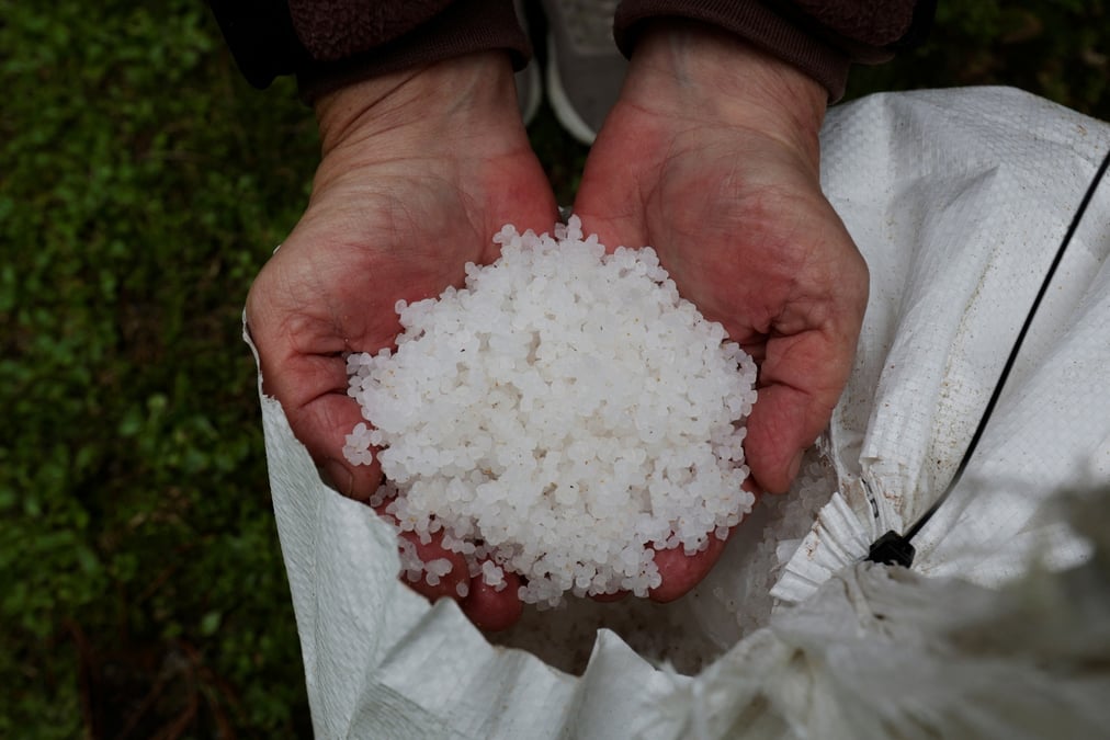 Des millions de boulettes de plastique s'echouent sur les cotes espagnoles