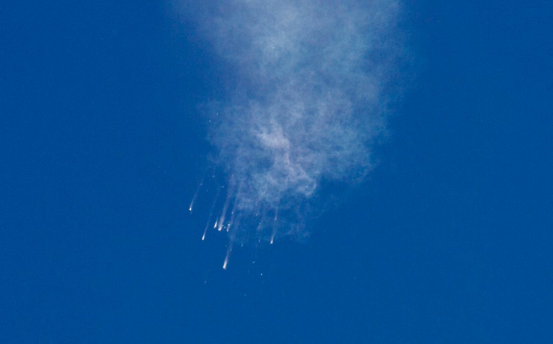 Une fusee falcon 9 explose apres son decollage