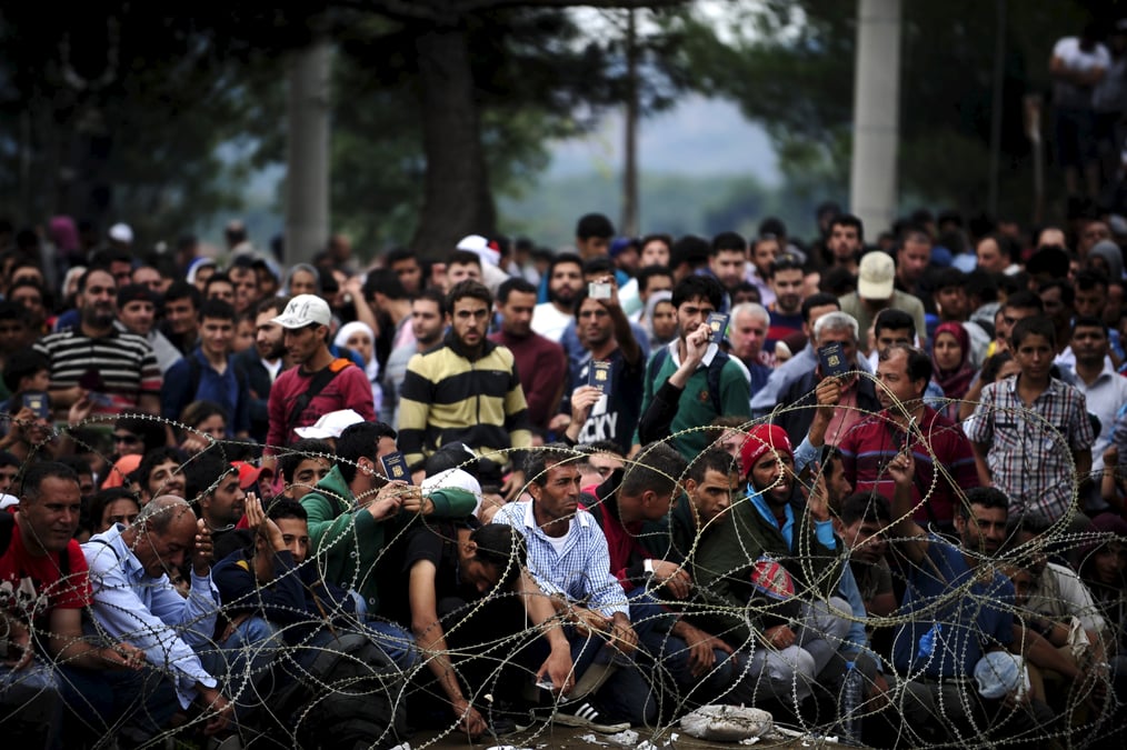 Plusieurs milliers de migrants penetrent de force en macedoine