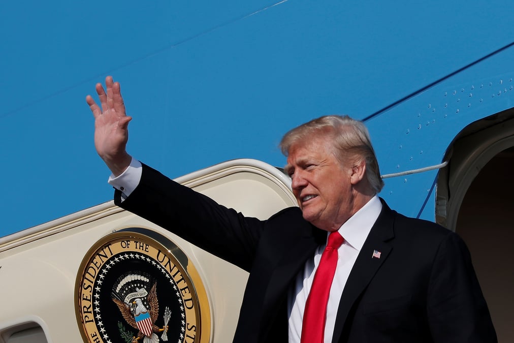 Trump invite la poste us a relever ses tarifs, vise amazon