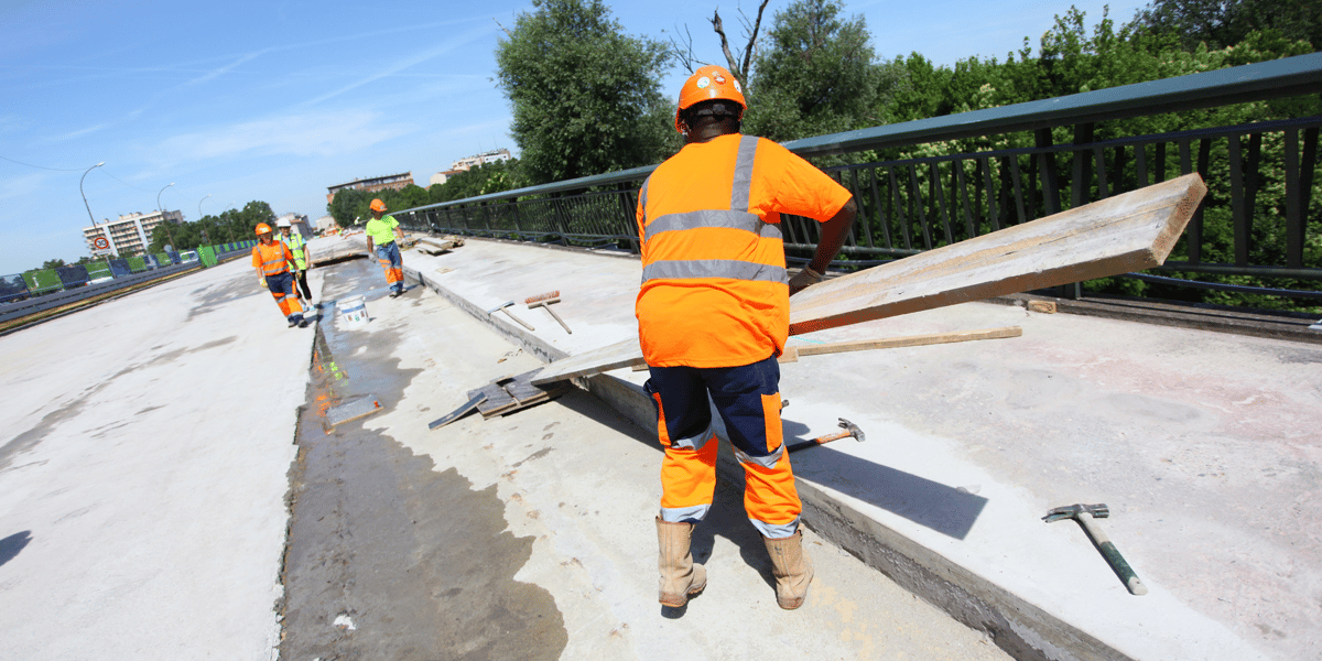 Pas toujours facile de garder ses distances dans le BTP