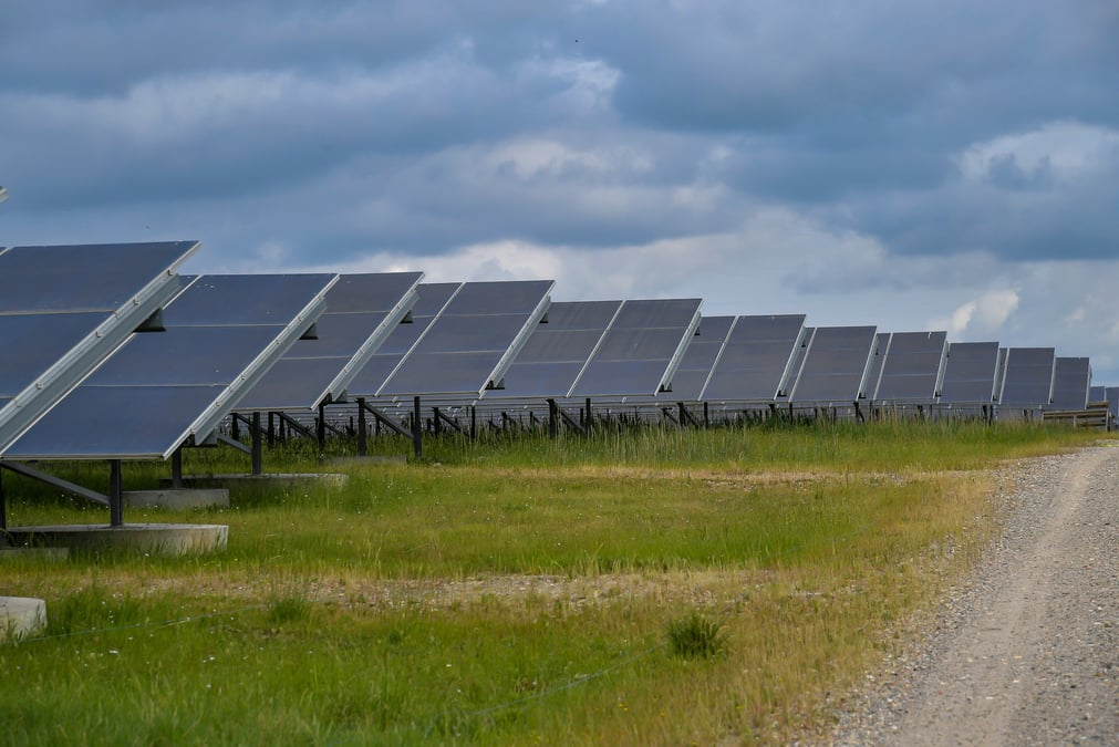 La baisse des prix de marché renchérit de 5,9 milliards d'euros les charges de l'Etat liées au soutien aux énergies renouvelables en 2024, notamment pour le solaire photovoltaïque. L'éolien terrestre continuera lui de rapporter, à hauteur d'une centaine de millions d'euros.