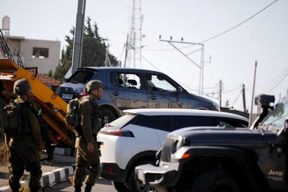 La voiture a partir de laquelle trois palestiniens auraient tire sur les forces israeliennes